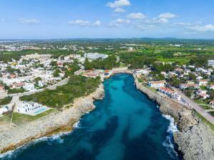 een luchtfoto van een stad en de oceaan bij Cas Buc - Villa con piscina a pasitos del mar in Cala Blanca