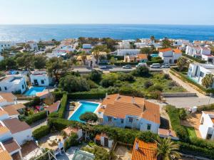 een luchtzicht op een villa met een resort bij Cas Buc - Villa con piscina a pasitos del mar in Cala Blanca