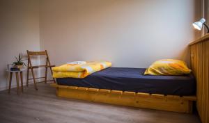 uma cama com duas almofadas num quarto em Hostel Idrija em Idrija