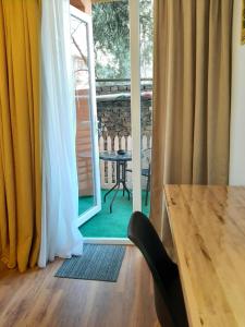einen Tisch und einen Stuhl in einem Zimmer mit Fenster in der Unterkunft Hotel NBL Terrace Rooms in Tbilisi City