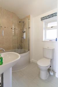 Bilik mandi di Tegfryn (Sleeps 8), 5*, Sea View, Borth y Gest +27 gambar
