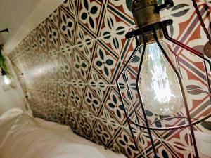 una camera con letto e parete con lampada di Apartamento Oh Cádiz a Cadice Altre 48 foto