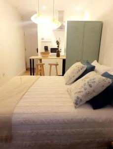 Un dormitorio con una cama grande con almohadas. en AUGA SALGADA PORTOSIN, en Portosín
