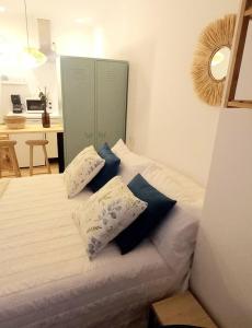 Un dormitorio con una cama con almohadas. en AUGA SALGADA PORTOSIN, en Portosín