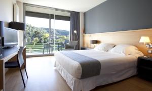 Een bed of bedden in een kamer bij Hotel Món Sant Benet