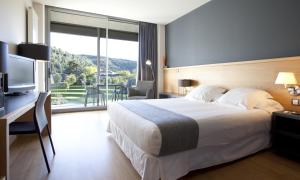 Postel nebo postele na pokoji v ubytování Hotel Món Sant Benet