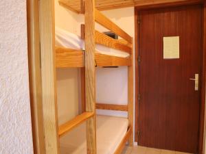 奧瑞斯的住宿－Appartement Auris, 1 pièce, 3 personnes - FR-1-297-74，配有一张双层床的带门的房间