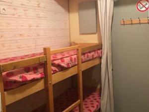 リスルにあるAppartement Risoul, 1 pièce, 4 personnes - FR-1-330-193の二段ベッド2組(ピンクのシーツ付)が備わる客室です。
