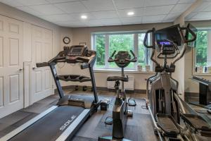 Fitness centrum a/nebo fitness zařízení v ubytování Dannys Hotel Suites; SureStay Collection by Best Western