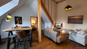 uma sala de estar com uma mesa e um sofá em Kungs Ferienwohnung em Cottbus