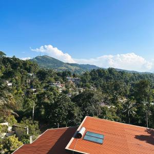 un techo de una casa con vistas a una montaña en Cliveland Residence, en Kandy