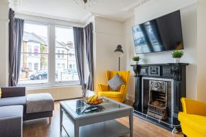 a living room with a fireplace and a tv at 2 Bedroom Apartment Close to Beach & Town Centre in Southend-on-Sea