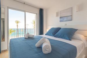 una camera da letto con un letto grande con asciugamani sopra di New BORODIN FAMILY AB a Lloret de Mar