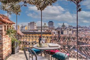 ミラノにあるホテル サンタ マルタ スイーツの市街の景色を望むバルコニー(テーブル、椅子付)