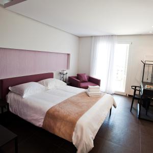 Orizontes View Hotel tesisinde bir odada yatak veya yataklar