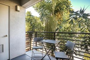 Balcony o terrace sa Hollywood 1BR w Gym Pool nr walk The Stars LAX-101