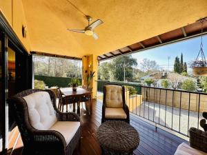 een veranda met stoelen en een tafel op een balkon bij Villa Serena in Santa Cristina d'Aro