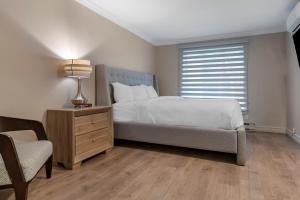 Postel nebo postele na pokoji v ubytování Dannys Hotel Suites; SureStay Collection by Best Western