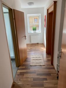 korytarz z drzwiami, oknem i dywanem w obiekcie LJD Real-Estate w mieście Sankt Lorenzen im Mürztal