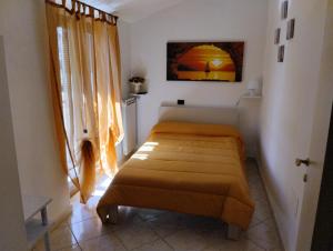 - une chambre avec un lit dans l'établissement B&B Angolo Verde, à Terni