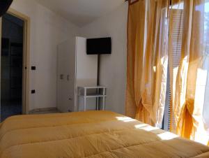 Un dormitorio con una cama amarilla y una ventana en B&B Angolo Verde, en Terni