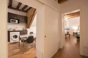 cocina y sala de estar con mesa y sillas en Appartamento Cà Gamba, Cannaregio alle Guglie en Venecia