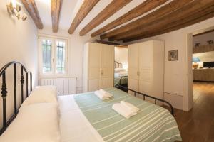 1 dormitorio con 1 cama con 2 almohadas en Appartamento Cà Gamba, Cannaregio alle Guglie en Venecia