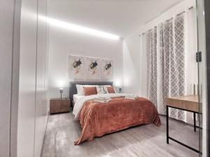 um quarto branco com uma cama grande e uma secretária em Rooms Corso Porta Nuova em Verona