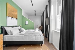 1 dormitorio con cama y pared verde en APARTVIEW Apartments Krefeld - WLAN - Zentral - ruhig, en Krefeld