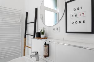 een badkamer met een wastafel en een spiegel bij APARTVIEW Apartments Krefeld - WLAN - Zentral - ruhig in Krefeld