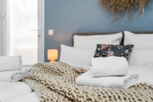uma cama com lençóis brancos e almofadas em APARTVIEW Apartments Krefeld - WLAN - Zentral - ruhig em Krefeld