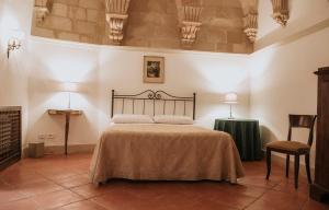 レッチェにあるDimora Santangeloのベッドルーム1室(ベッド1台、テーブル、ランプ2つ付)
