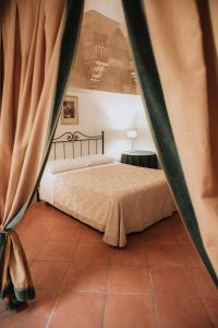 een slaapkamer met een bed in een kamer bij Dimora Santangelo in Lecce