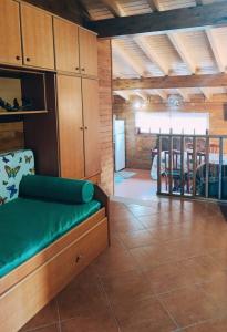un soggiorno con divano e una cucina di Casa da Covinha - Branda da Aveleira a Melgaço