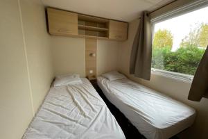 Postel nebo postele na pokoji v ubytování Mobile home in a campsite with swimming pool in Marennes plage