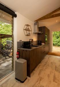 een keuken met houten kasten en een aanrecht bij ZEN-Bungalow NO 4 met sauna en hottub in Rheezerveen