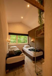 Ένα ή περισσότερα κρεβάτια σε δωμάτιο στο ZEN-Bungalow NO 4 met sauna en hottub