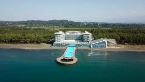 een luchtzicht op een resort in het water bij Paragraph Resort & Spa Shekvetili, Autograph Collection in Shekhvetili