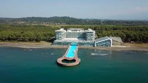 z góry widok na ośrodek z basenem w wodzie w obiekcie Paragraph Resort & Spa Shekvetili, Autograph Collection w mieście Shekhvetili
