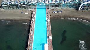 uma vista aérea de uma piscina na água em Paragraph Resort & Spa Shekvetili, Autograph Collection em Shekhvetili