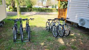 un grupo de bicicletas estacionadas al lado de una casa en Anne Marie Touzani, en Boofzheim