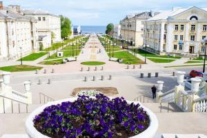 a view of a street with purple flowers and buildings at Lovely 1-bedroom apartment in a historical town in Sillamäe