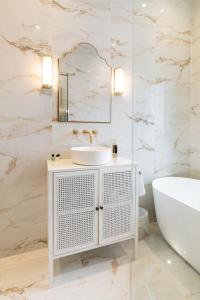 Bilik mandi di The Devonshire Suite - Your 5 STAR West End Stay! +26 gambar