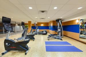 Fitness centrum a/nebo fitness zařízení v ubytování Crowne Plaza Niagara Falls NY - Riverside by IHG