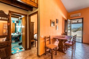 a kitchen and dining room with a table and chairs at Casa Vacanza Su Cuili in Gonnesa