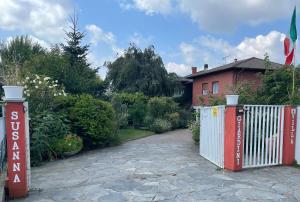 a gate in front of a house with a garden at B&B Villa Giardini Susanna in Veruno