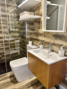 W łazience znajduje się umywalka, toaleta i lustro. w obiekcie Casa do Moleiro w mieście Amarante