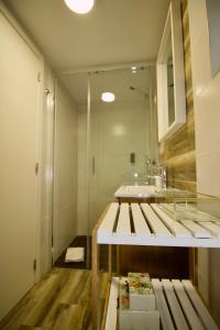 W łazience znajduje się umywalka i lustro. w obiekcie Casa do Moleiro w mieście Amarante