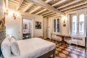 1 dormitorio con 1 cama grande en una habitación en Hotel Santa Marta Suites en Milán