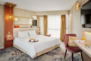 Postel nebo postele na pokoji v ubytování Hôtel Valdys Thalasso & Spa - Beau rivage